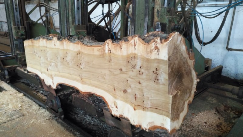 Mesas con tablones de madera natural
