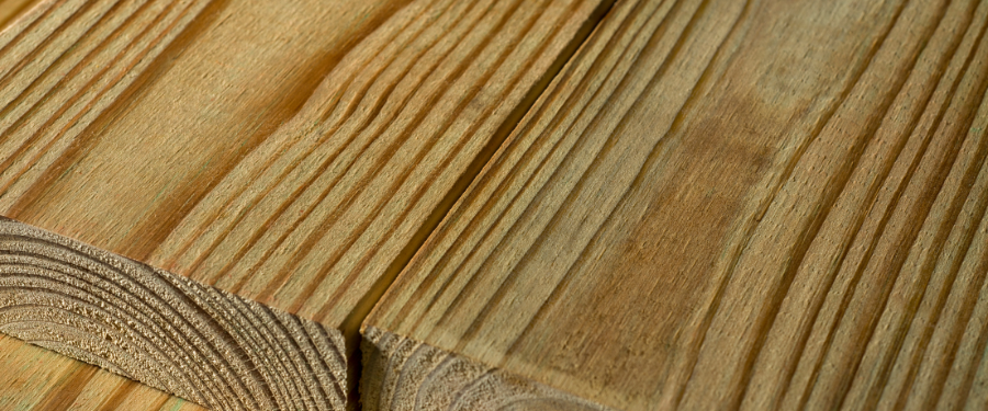 Madera de pino tratado